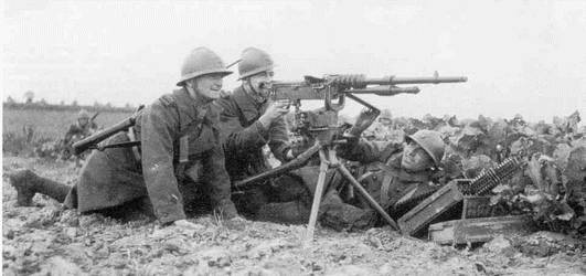 soldats-et-mitr-hotchkiss-14-en-batterie-1940-web